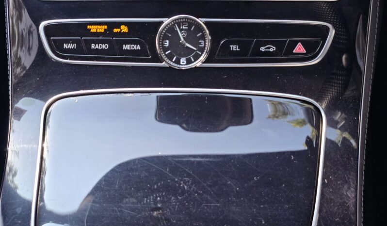 
								Mercedes Benz E200 full									