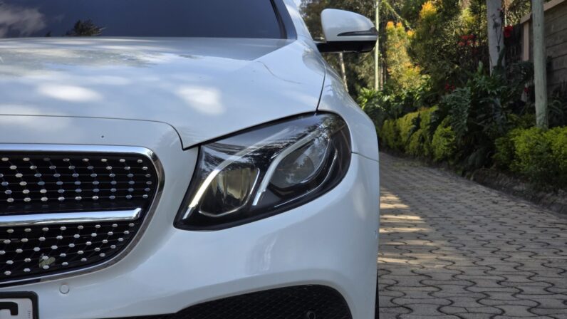 
								Mercedes Benz E200 full									