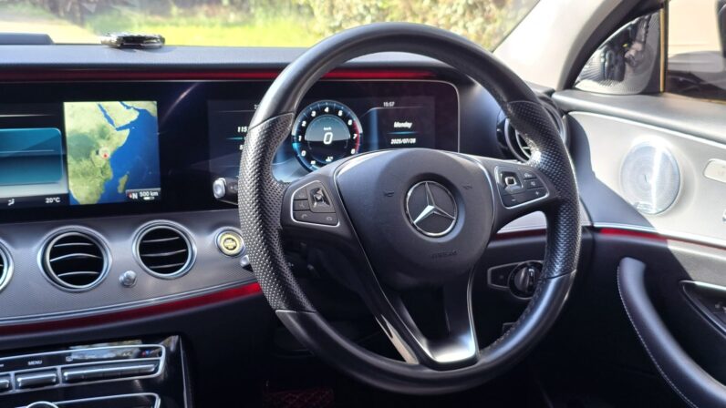 
								Mercedes Benz E200 full									