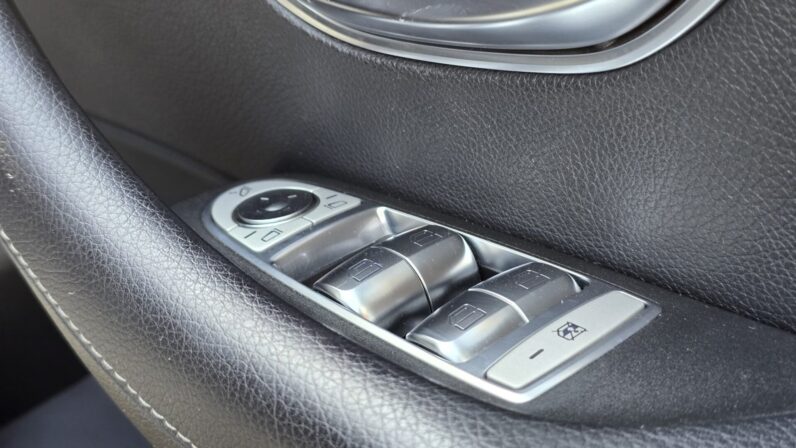 
								Mercedes Benz E200 full									