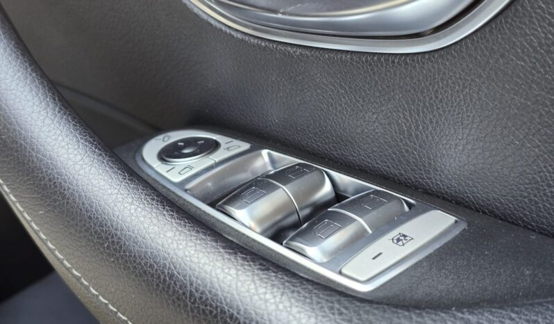 
								Mercedes Benz E200 full									