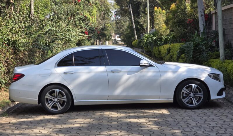 
								Mercedes Benz E200 full									