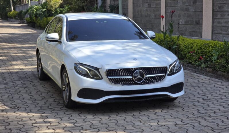 
								Mercedes Benz E200 full									