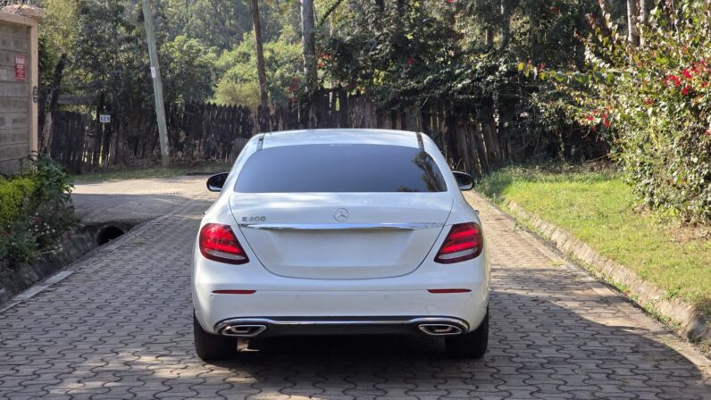 
								Mercedes Benz E200 full									