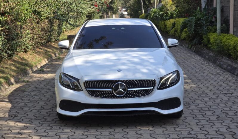 
								Mercedes Benz E200 full									