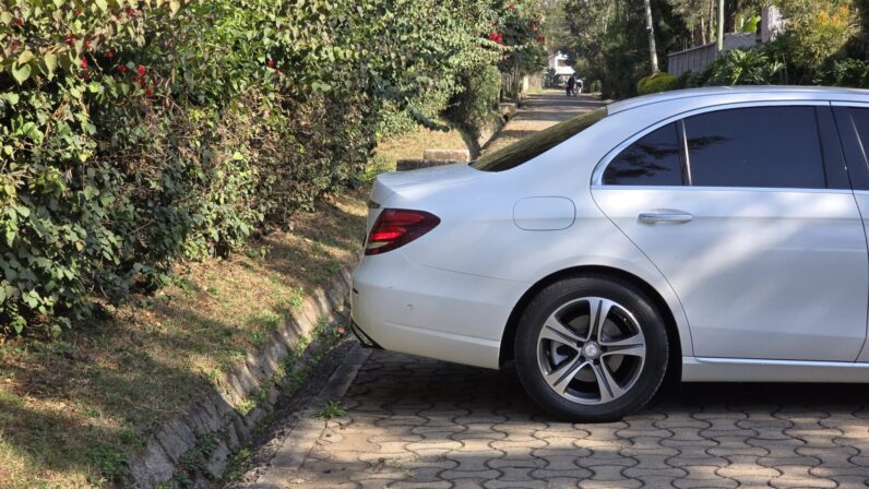 
								Mercedes Benz E200 full									