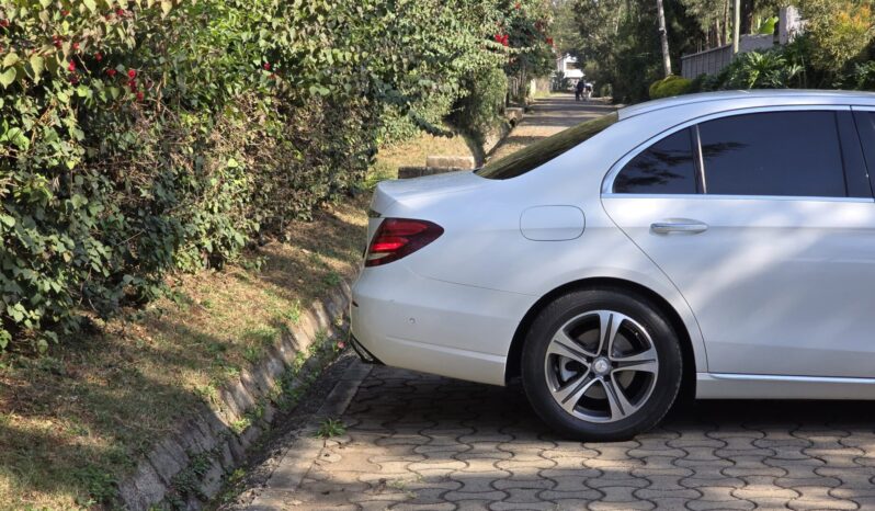 
								Mercedes Benz E200 full									