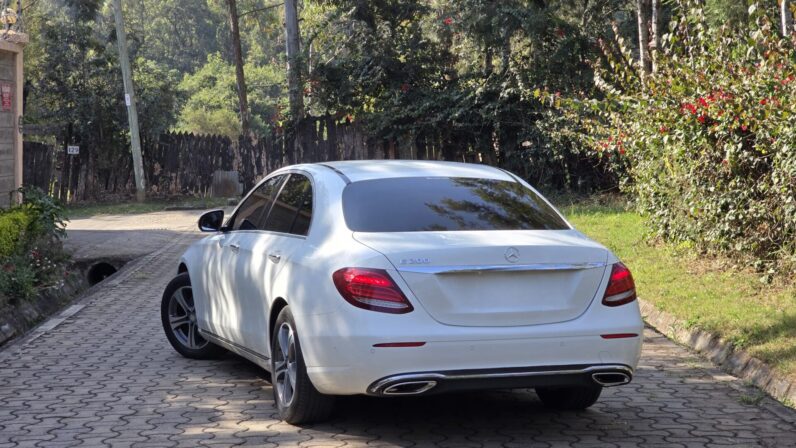 
								Mercedes Benz E200 full									
