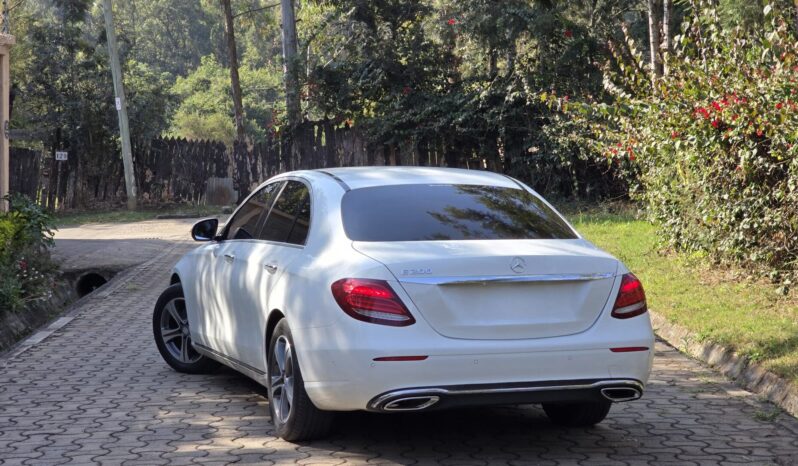 
								Mercedes Benz E200 full									