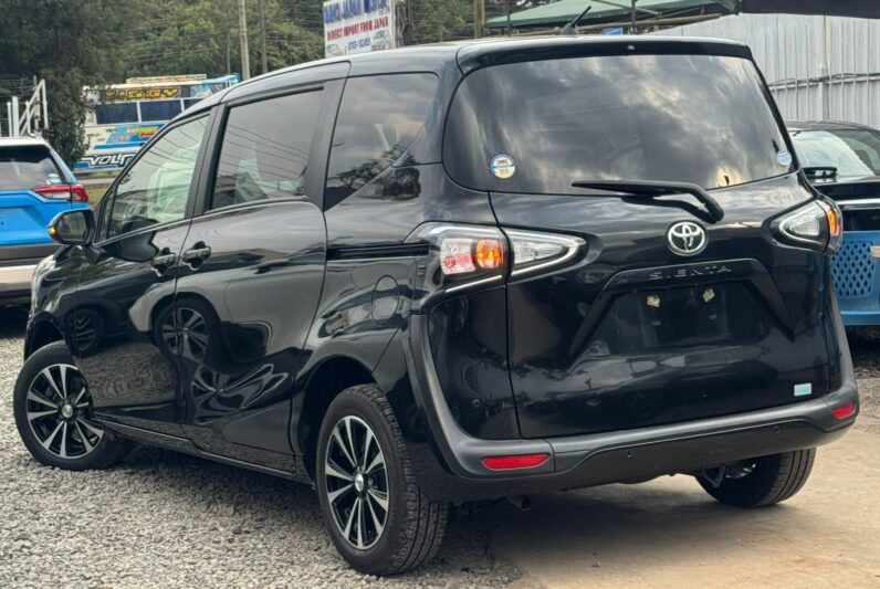 
								Toyota Sienta full									