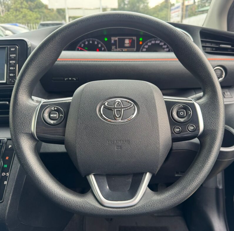 
								Toyota Sienta full									