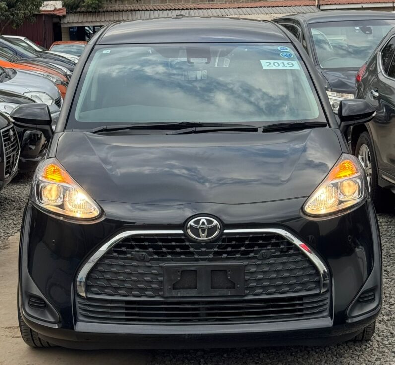 
								Toyota Sienta full									