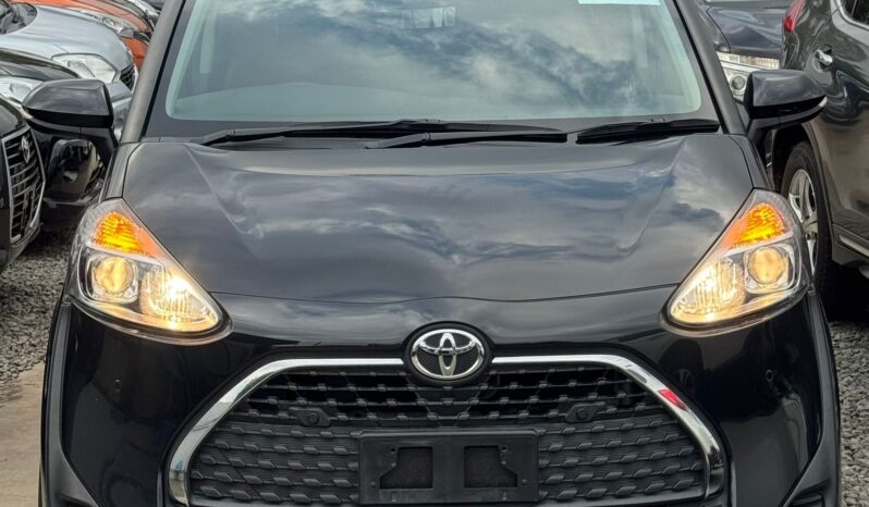 
								Toyota Sienta full									