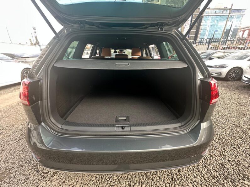 
								Volkswagen Golf full									