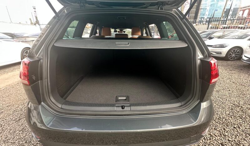 
								Volkswagen Golf full									