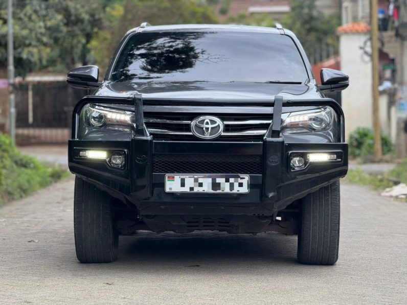 
								Toyota Fortuner full									