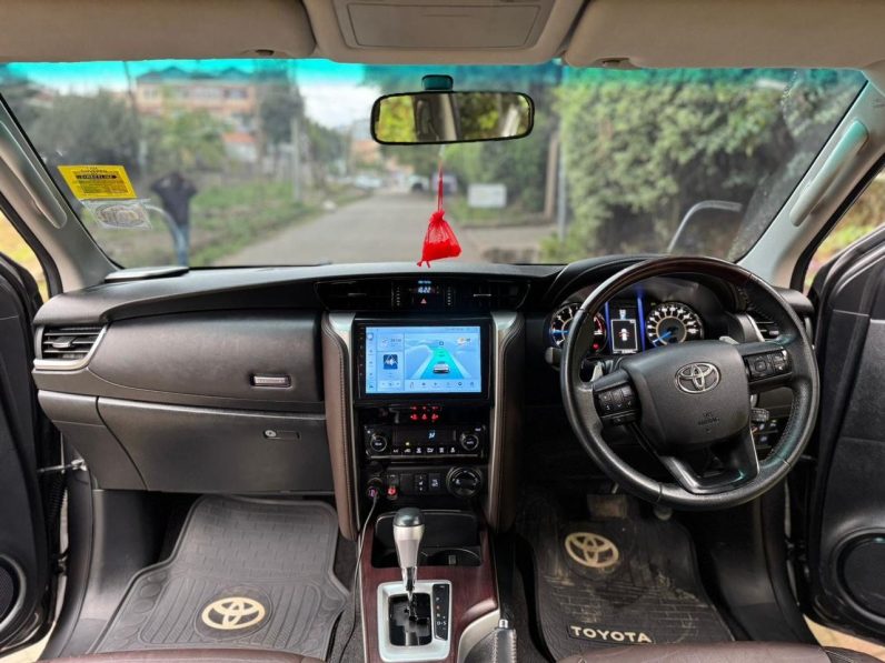 
								Toyota Fortuner full									