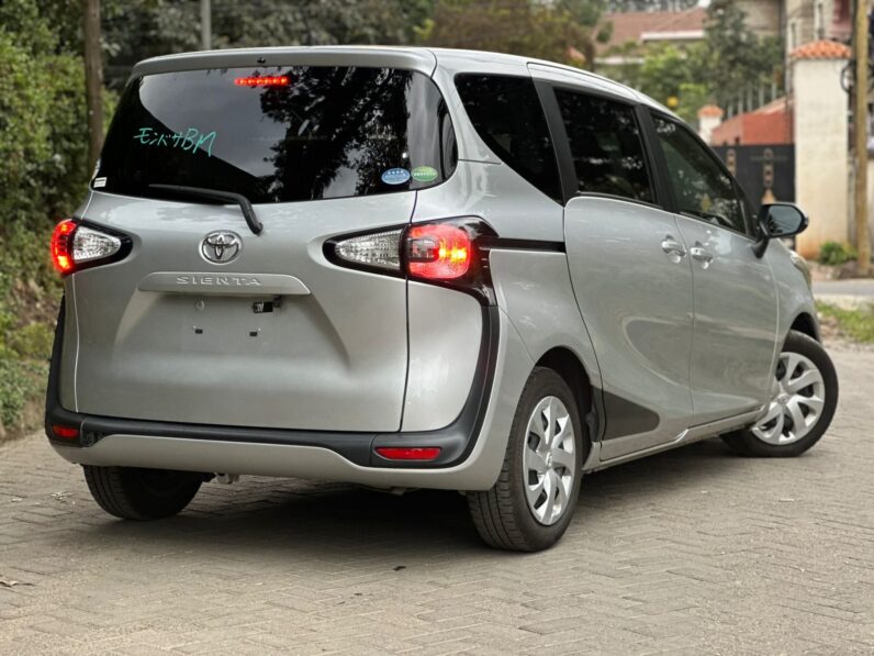 
								Toyota Sienta full									