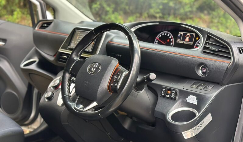 
								Toyota Sienta full									