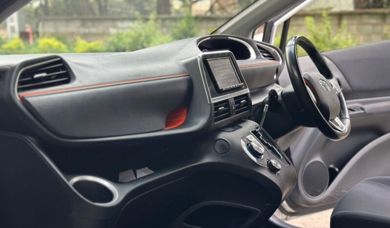 
								Toyota Sienta full									