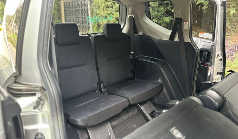 
								Toyota Sienta full									