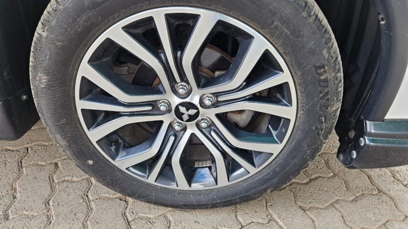 
								Mitsubishi Outlander full									