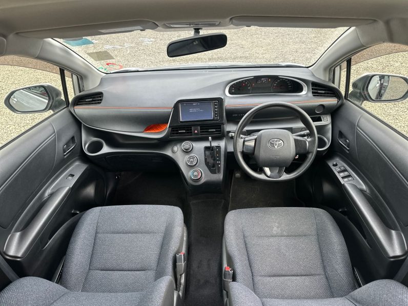 
								Toyota Sienta full									