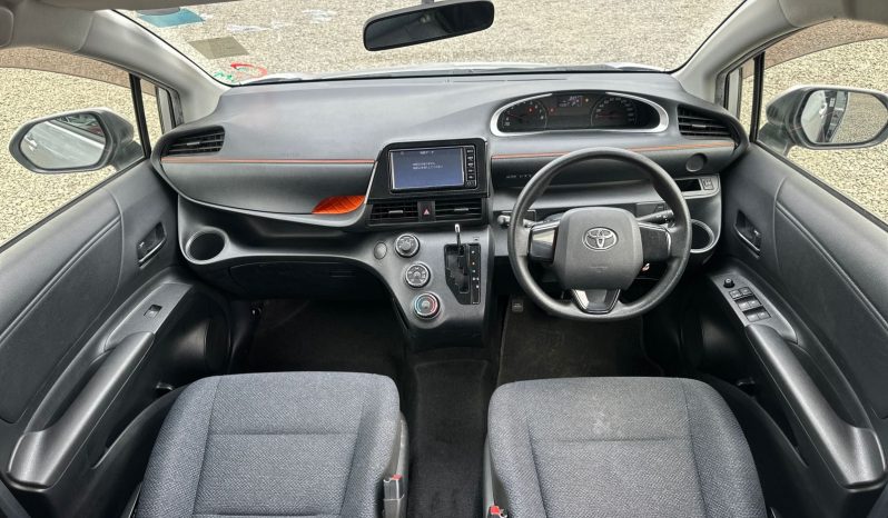 
								Toyota Sienta full									