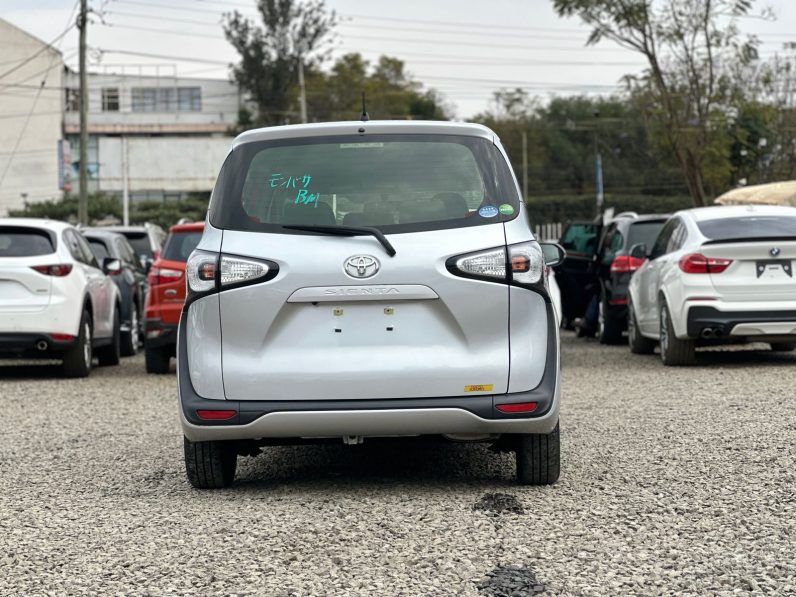 
								Toyota Sienta full									
