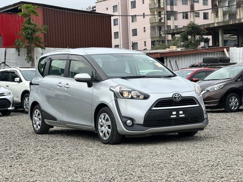 
								Toyota Sienta full									