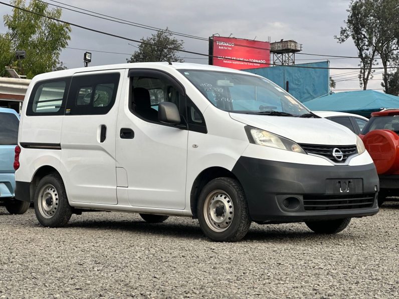
								Nissan NV200 full									