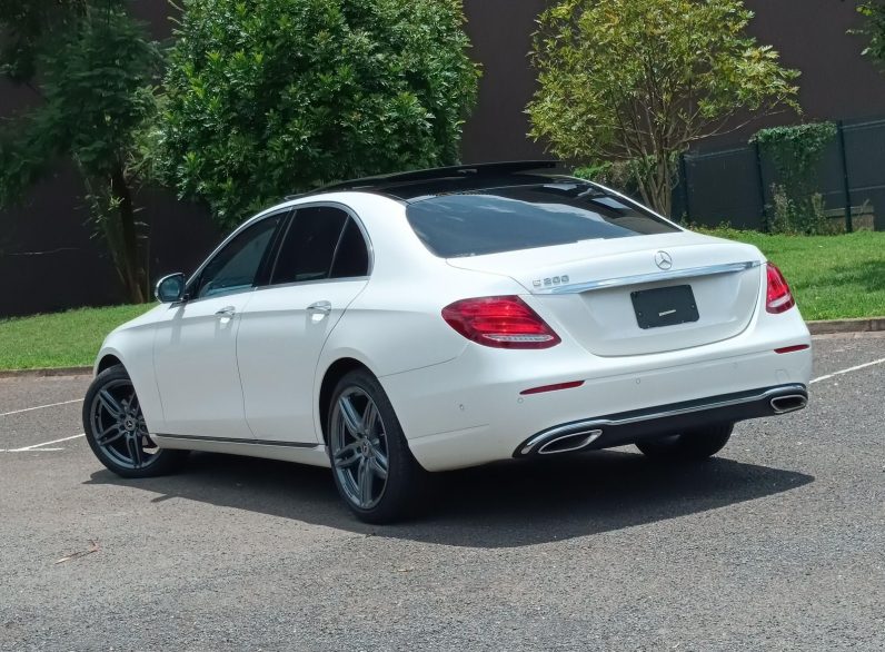 
								Mercedes Benz E200 Eqboost full									