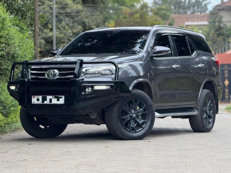 
								Toyota Fortuner full									