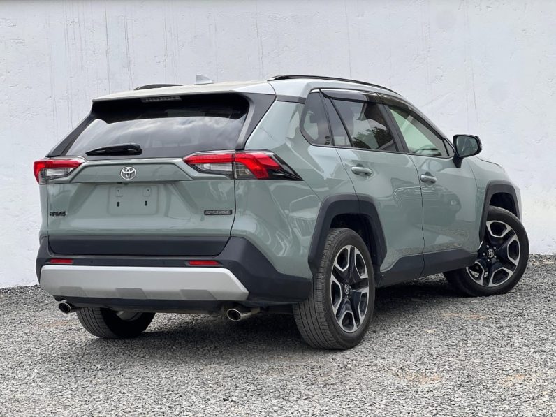 
								Toyota RAV4 Adventure full									