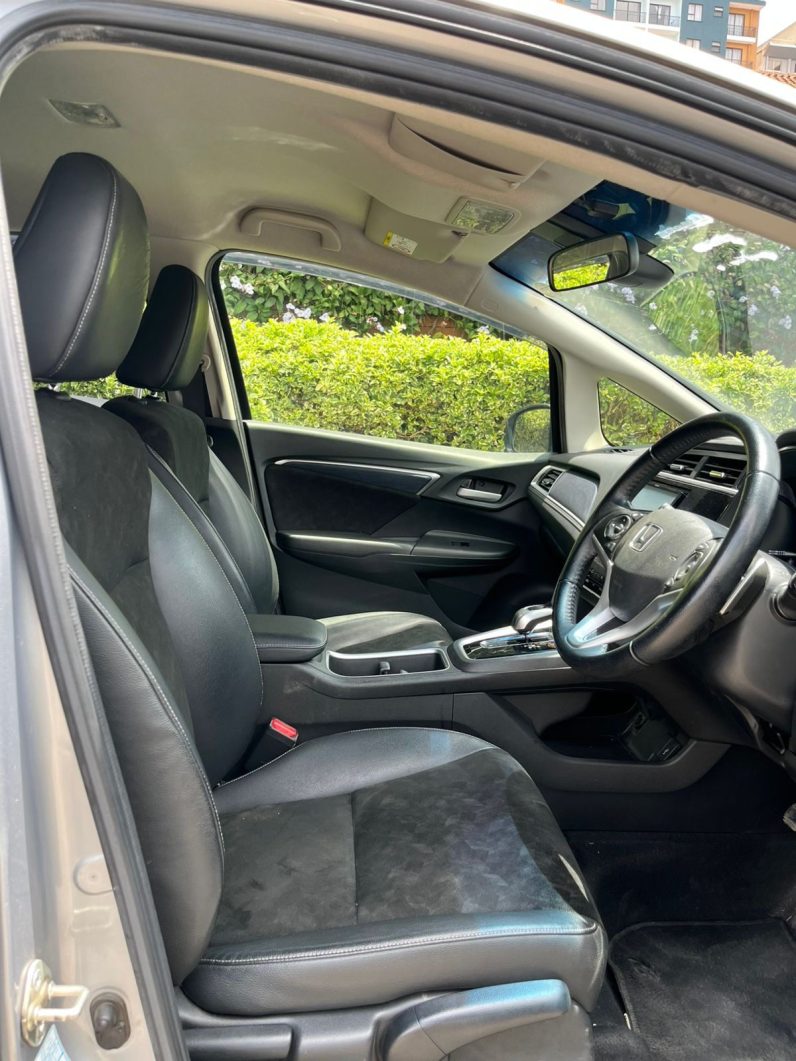 
								Honda Fit Shuttle full									