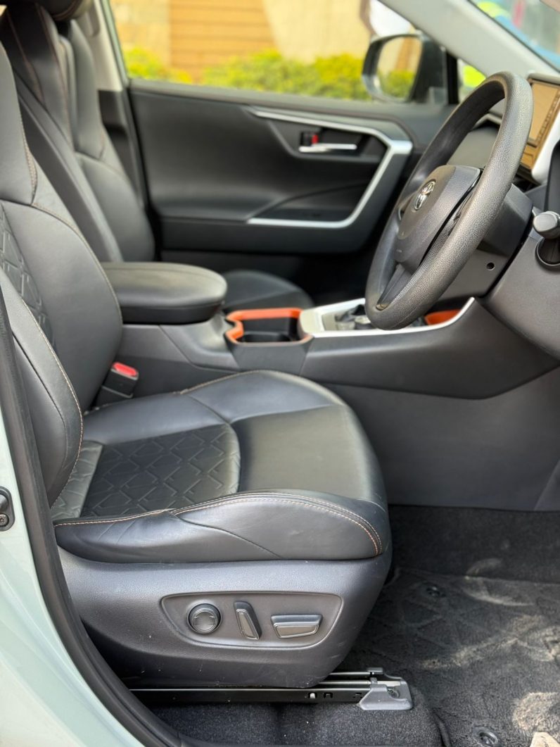 
								Toyota RAV4 Adventure full									