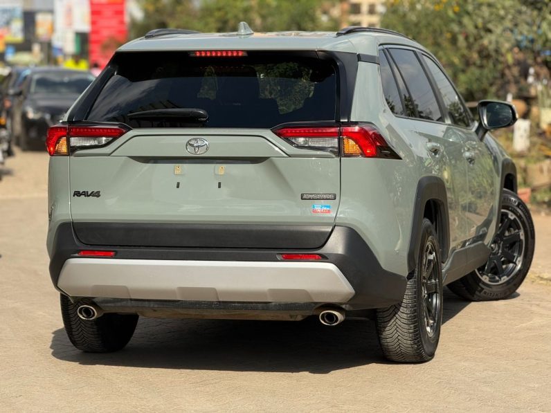 
								Toyota RAV4 Adventure full									