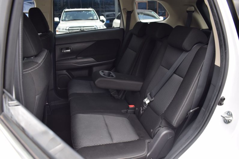 
								Mitsubishi Outlander full									