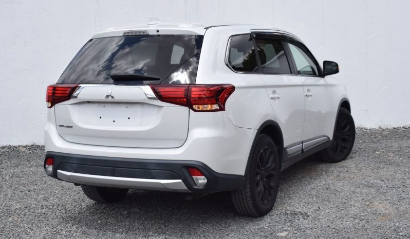 
								Mitsubishi Outlander full									