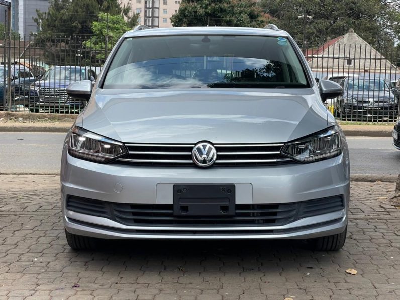
								Volkswagen Touran full									