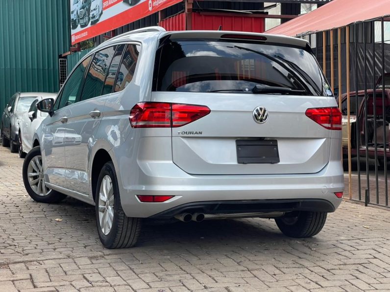 
								Volkswagen Touran full									