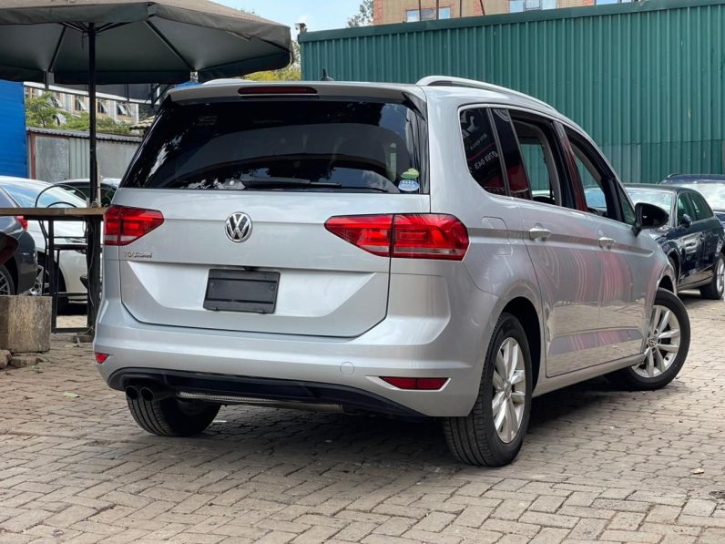 
								Volkswagen Touran full									