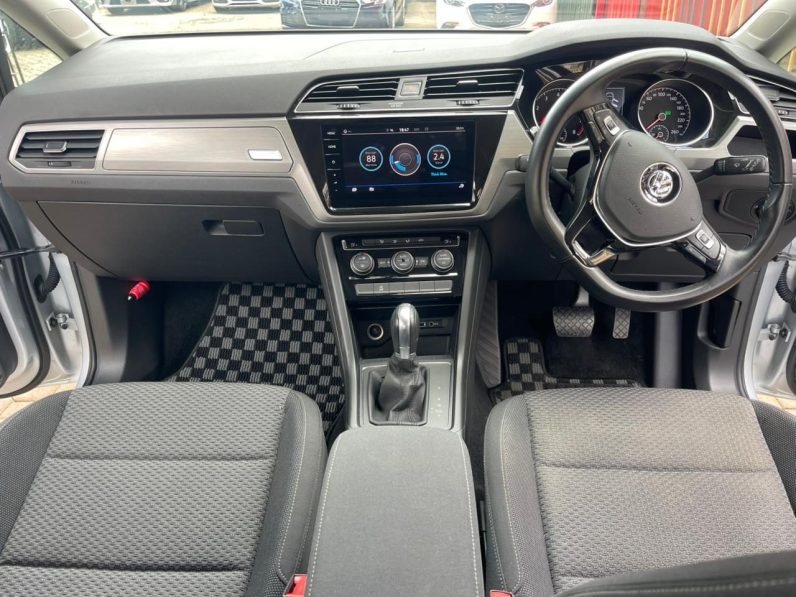 
								Volkswagen Touran full									