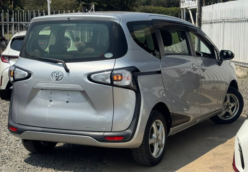 
								Toyota Sienta full									