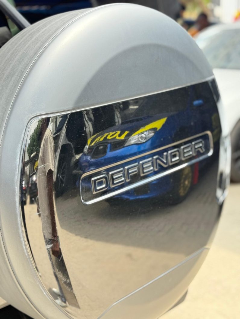 
								Land Rover defender 110 full									