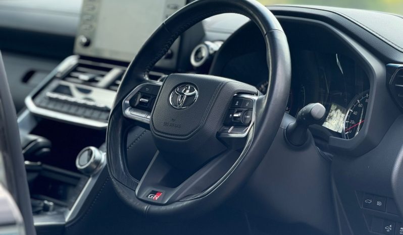 
								Toyota LandCruiser 300 GR full									