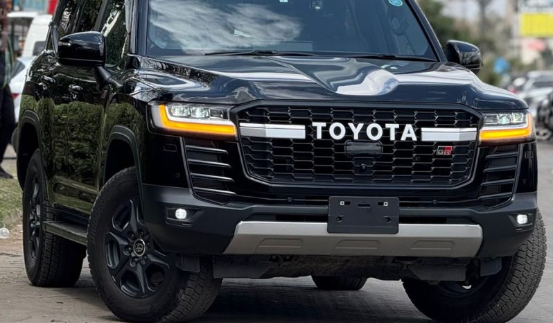 
								Toyota LandCruiser 300 GR full									