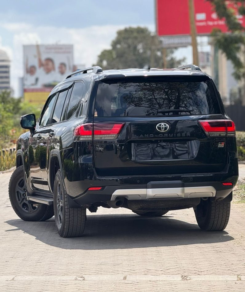 
								Toyota LandCruiser 300 GR full									