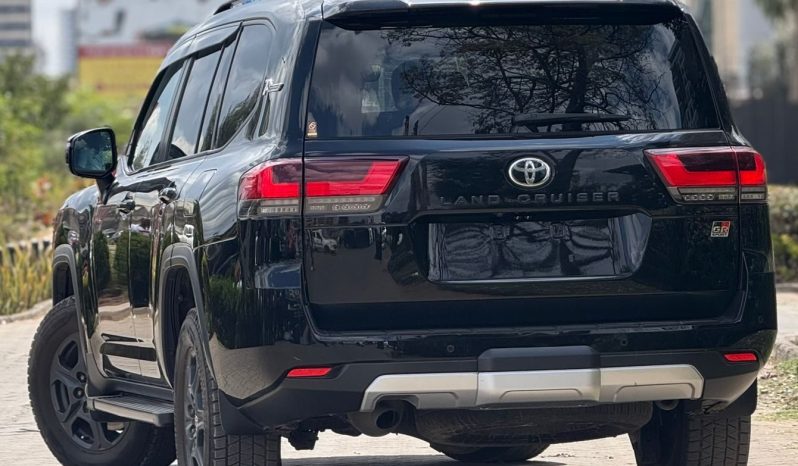 
								Toyota LandCruiser 300 GR full									