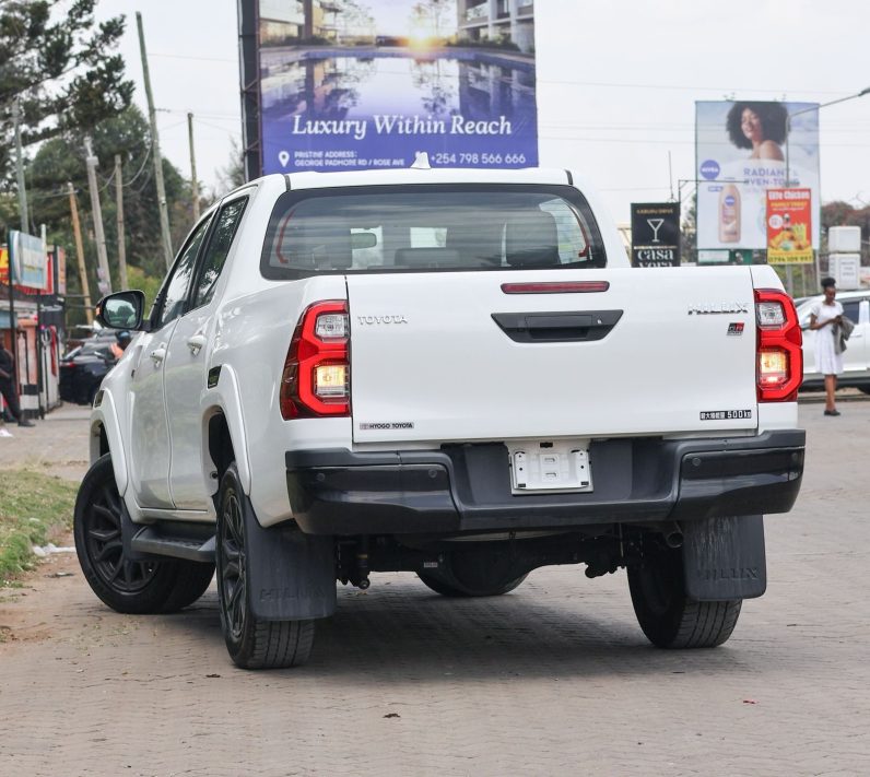 
								Toyota Hilux full									